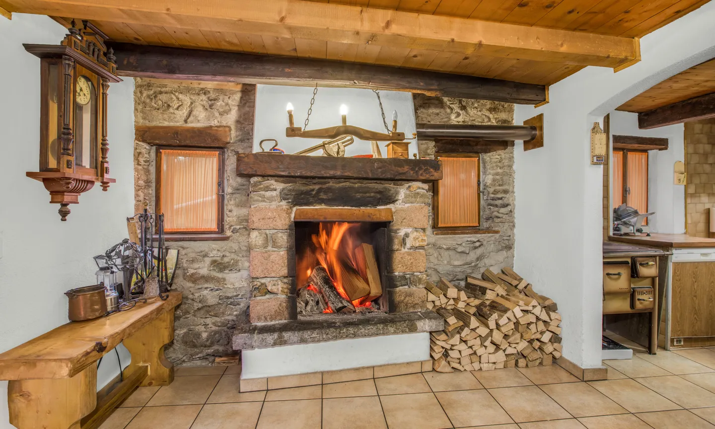 SPACIOUS RENOVATED RUSTIC WITH 10 ROOMS IN THE VAL DI BLENIO - Photo 3 of 13