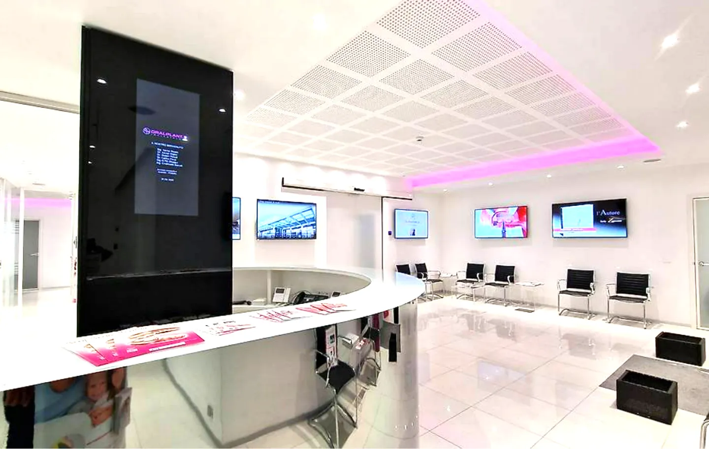 NEW COMMERCIAL BUILDING IN A STRATEGIC AREA IN MENDRISIO - Photo 1 of 3