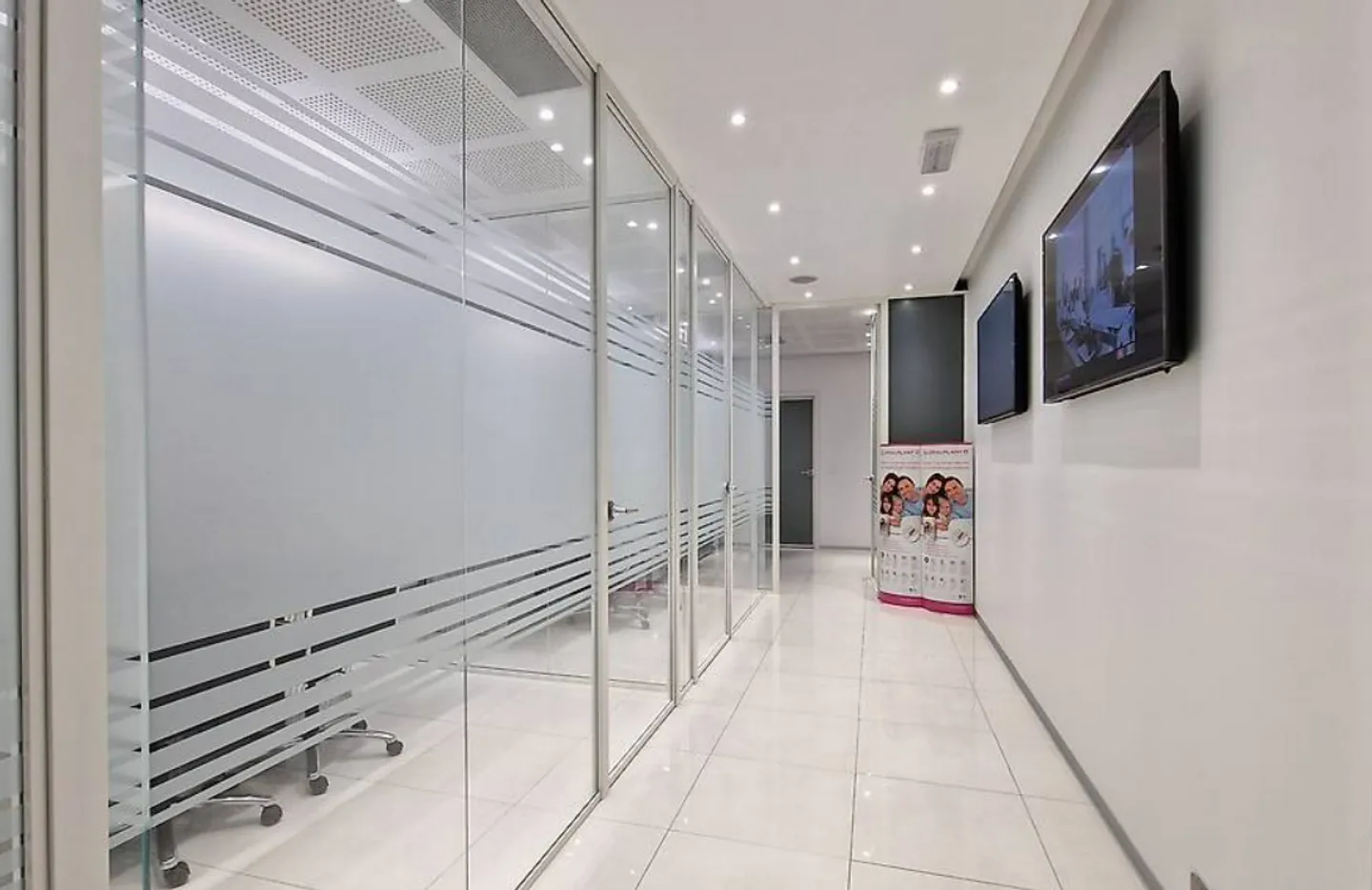 NEW COMMERCIAL BUILDING IN A STRATEGIC AREA IN MENDRISIO - Photo 3 of 3