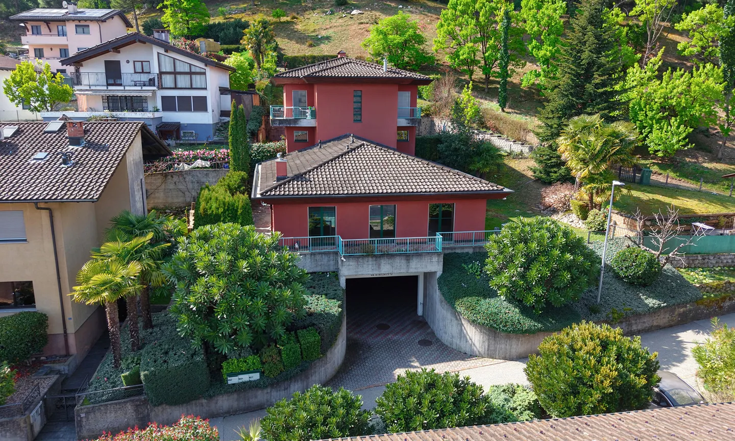 Welcoming 4.5 Room House with Garden and Open View in Manno - Photo 1 of 11