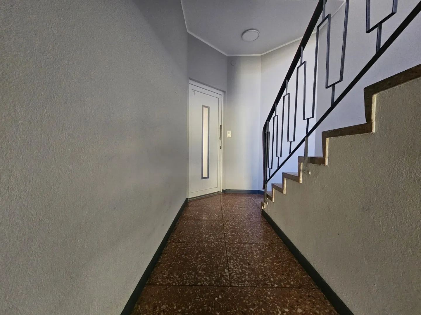 MODERN 3.5 ROOMS GROUND FLOOR IN A CONVENIENT AREA OF LUGANO - Photo 8 of 9