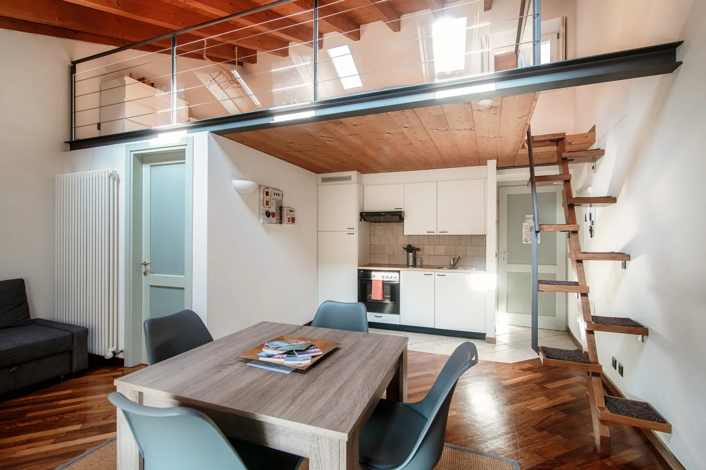 AFFITTASI GRAZIOSI MONOLOCALI IN PALAZZO STORICO A MORCOTE - Photo 3 sur 9