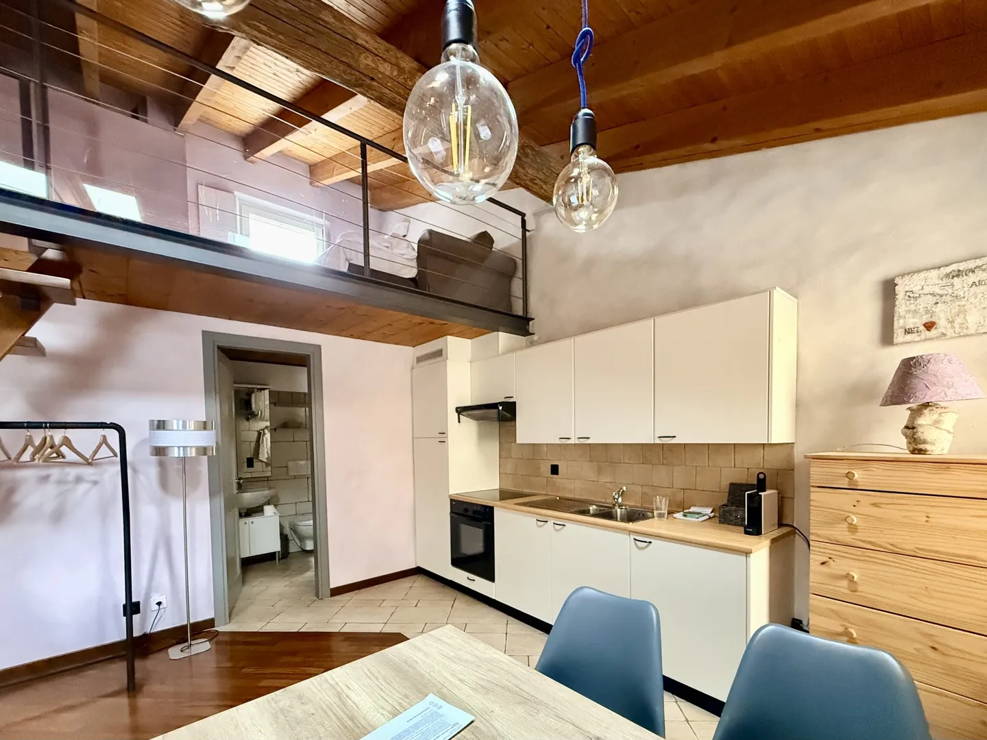 AFFITTASI GRAZIOSI MONOLOCALI IN PALAZZO STORICO A MORCOTE - Photo 2 sur 9