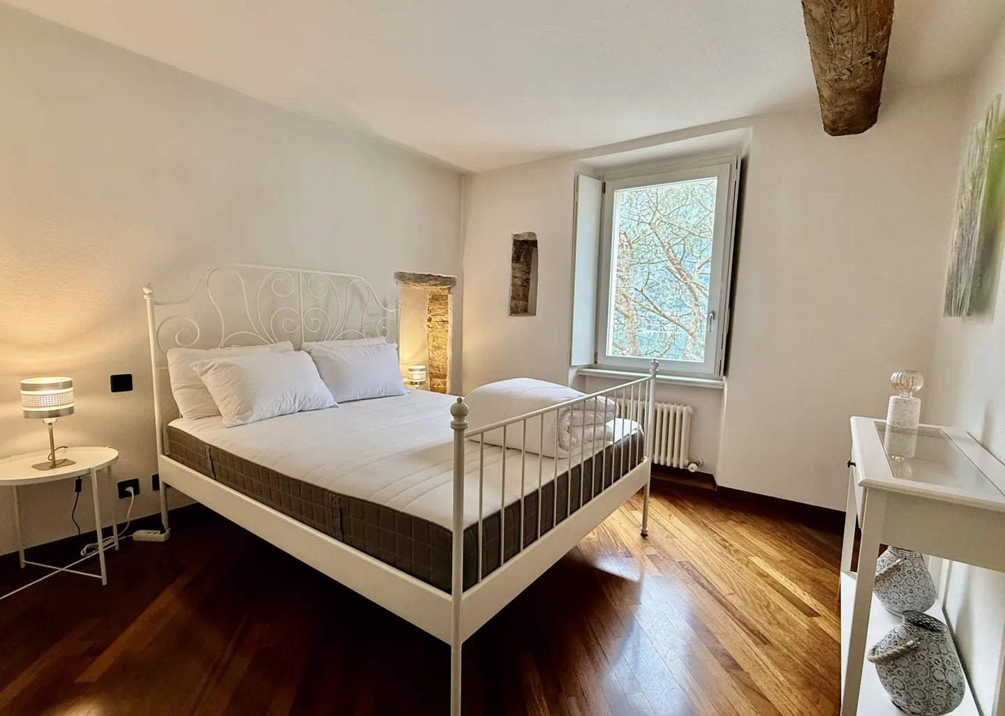 ELEGANTE ZWEI-ZIMMER-WOHNUNGEN ZU VERMIETEN IN HISTORISCHEM PALAST IN MORCOTE - Foto 3 von 9