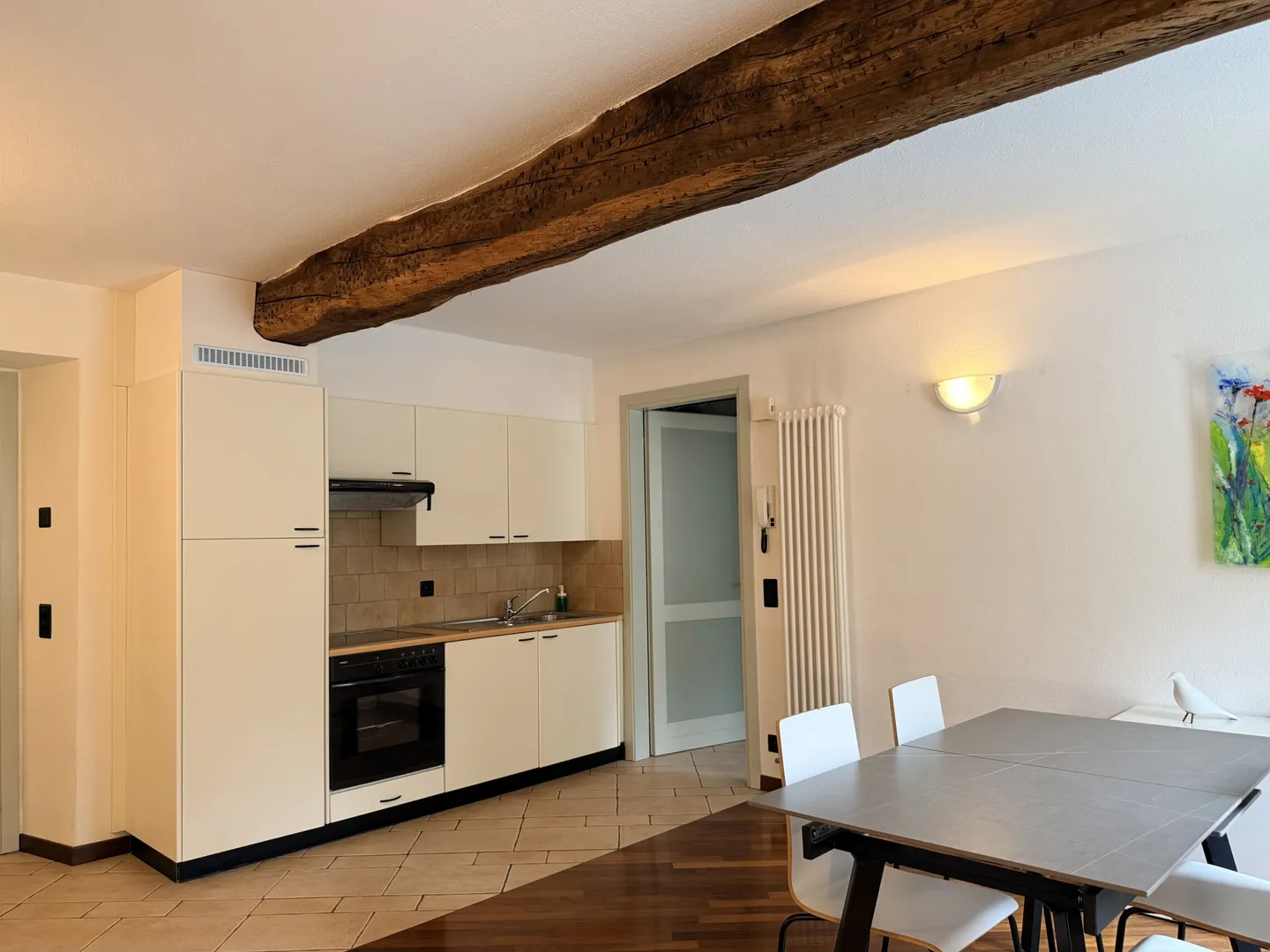 ELEGANTE ZWEI-ZIMMER-WOHNUNGEN ZU VERMIETEN IN HISTORISCHEM PALAST IN MORCOTE - Foto 1 von 9