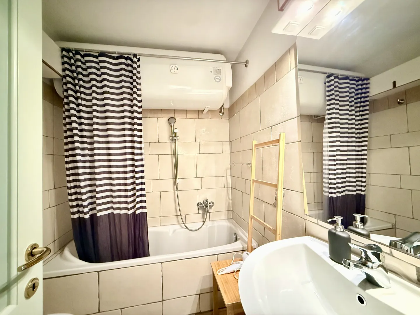 ELEGANTE ZWEI-ZIMMER-WOHNUNGEN ZU VERMIETEN IN HISTORISCHEM PALAST IN MORCOTE - Foto 4 von 9