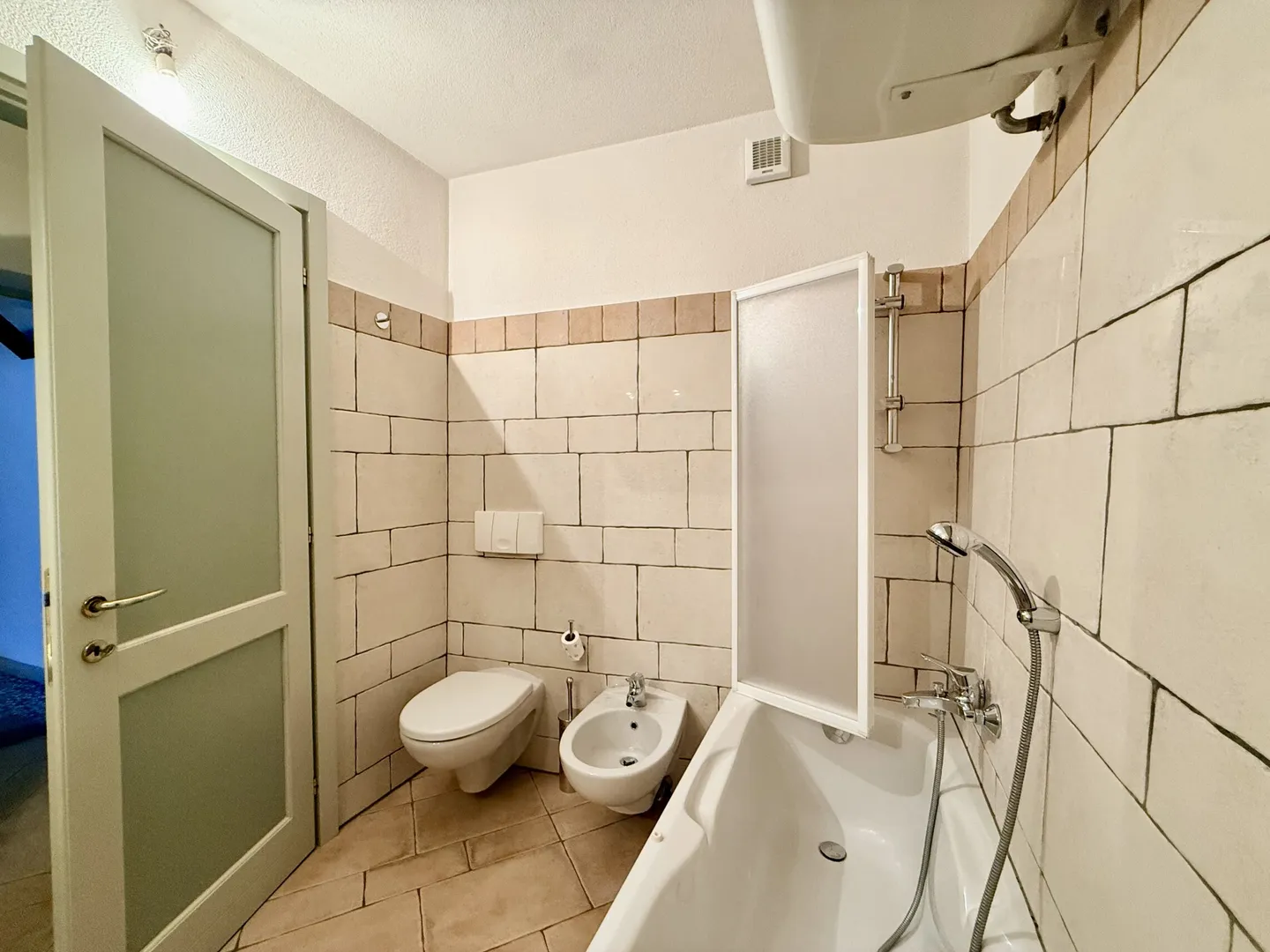 ELEGANTE ZWEI-ZIMMER-WOHNUNGEN ZU VERMIETEN IN HISTORISCHEM PALAST IN MORCOTE - Foto 8 von 9