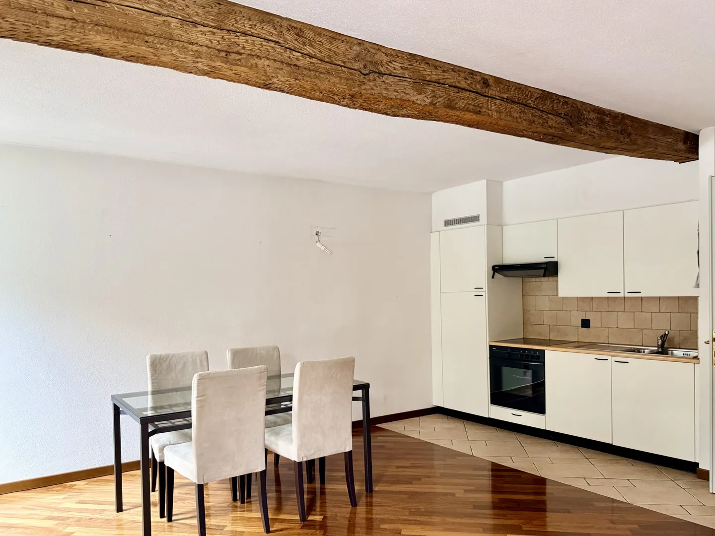 ELEGANTE ZWEI-ZIMMER-WOHNUNGEN ZU VERMIETEN IN HISTORISCHEM PALAST IN MORCOTE - Foto 6 von 9