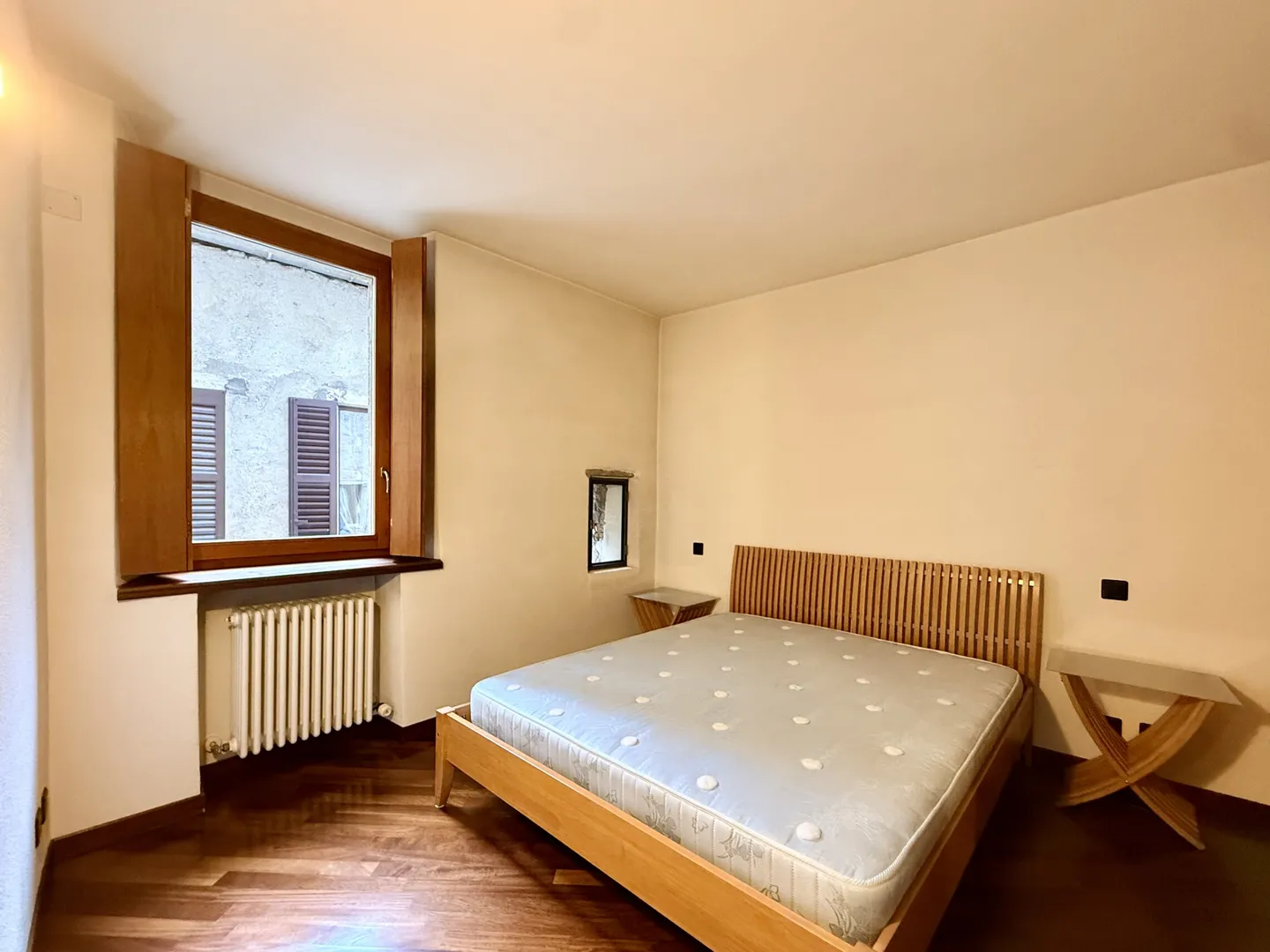 ELEGANTE ZWEI-ZIMMER-WOHNUNGEN ZU VERMIETEN IN HISTORISCHEM PALAST IN MORCOTE - Foto 7 von 9