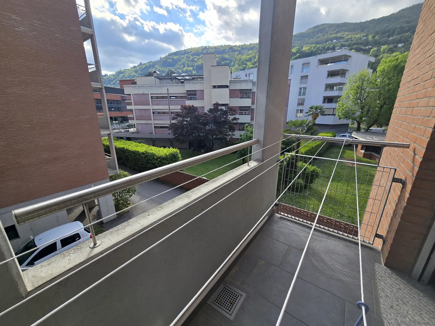 GERÄUMIGE UND MODERNE 4.5 ZIMMER MIT 2 TERRASSEN IN AGNO - Foto 3 von 9