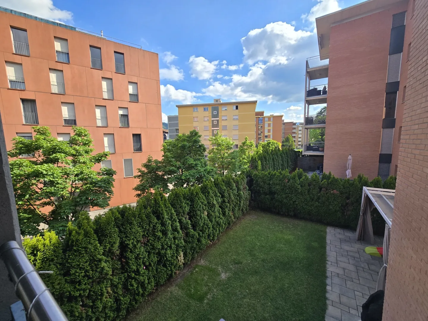 GERÄUMIGE UND MODERNE 4.5 ZIMMER MIT 2 TERRASSEN IN AGNO - Foto 4 von 9