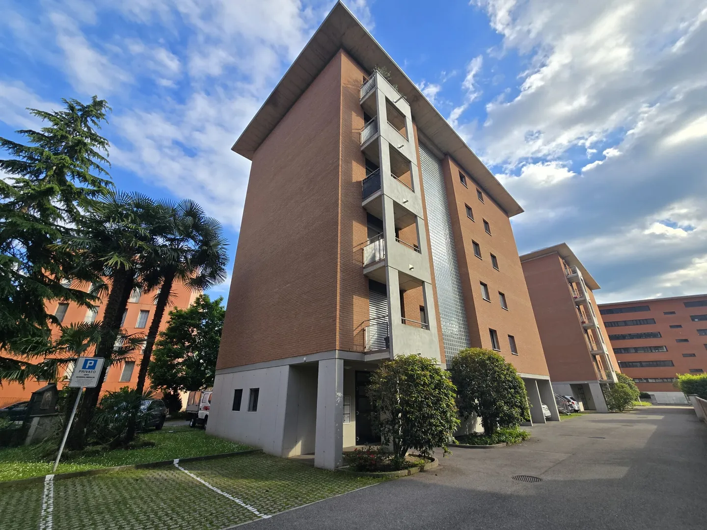 GERÄUMIGE UND MODERNE 4.5 ZIMMER MIT 2 TERRASSEN IN AGNO - Foto 1 von 9