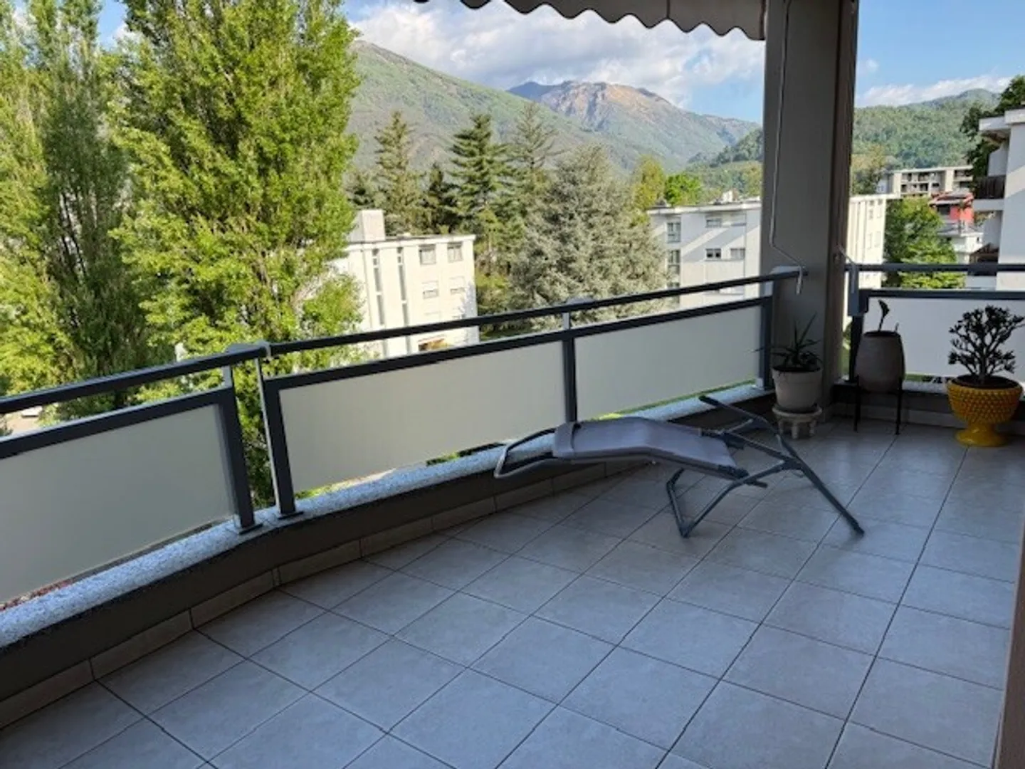 MERVEILLEUX ET MODERNE 3.5 PIÈCES AVEC BELLE TERRASSE À VEZIA - Photo 4 sur 9
