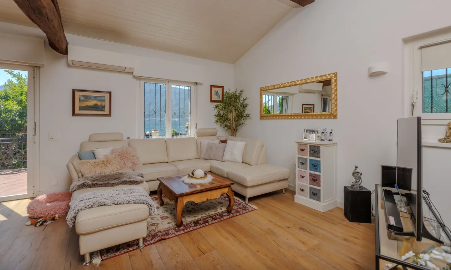 Exclusive - Waterfront Jewel with Dock in Bissone - Photo 2 of 9