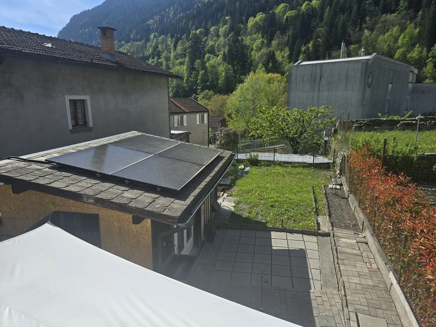MERVEILLEUSE MAISON DE VACANCES MODERNE AVEC JARDIN À FAIDO - Photo 3 sur 9