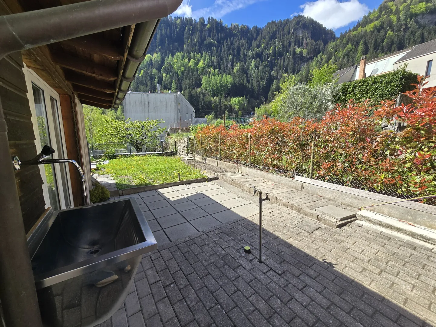 MERVEILLEUSE MAISON DE VACANCES MODERNE AVEC JARDIN À FAIDO - Photo 4 sur 9