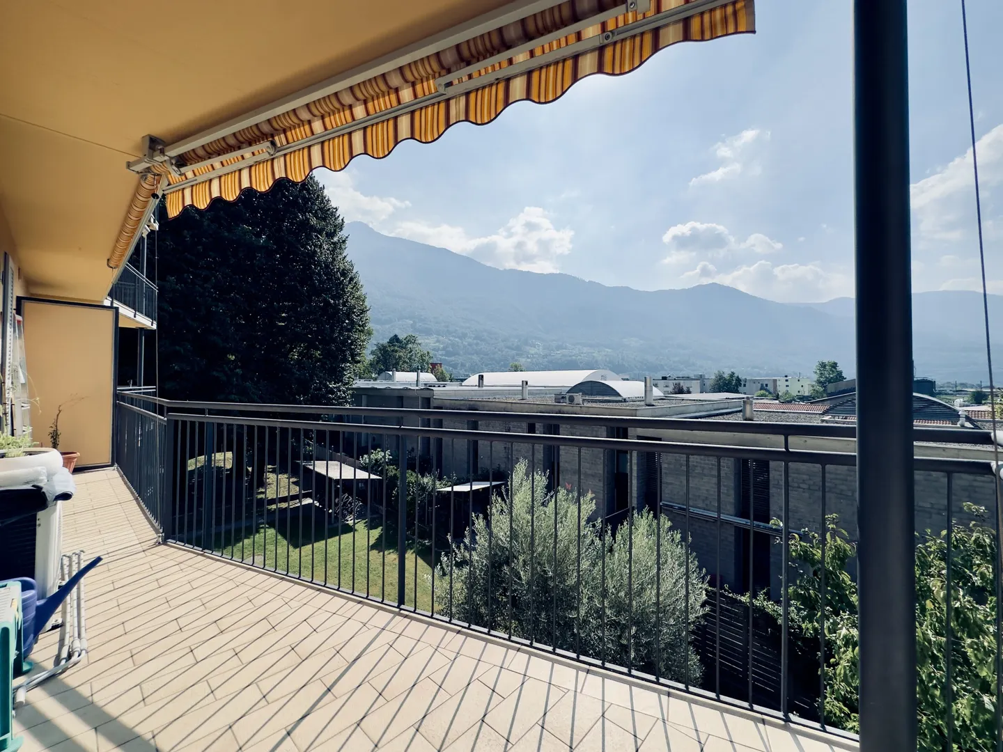 LUMINEUX 4.5 PIÈCES AVEC TERRASSE ET GARAGE À GIUBIASCO - Photo 2 sur 9