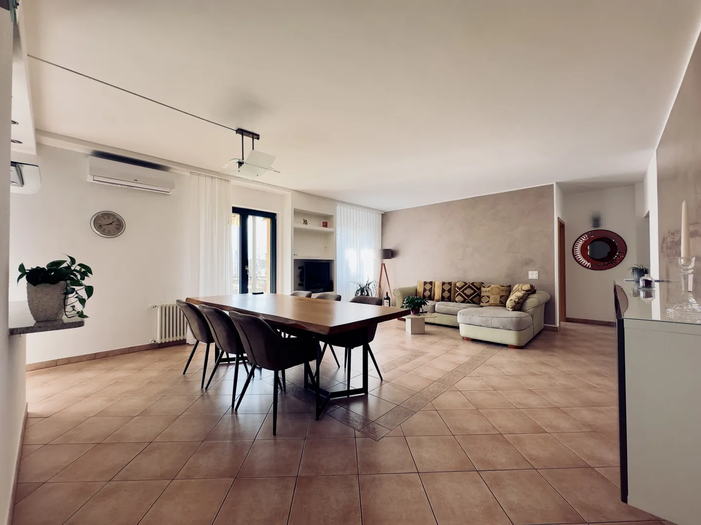 LUMINEUX 4.5 PIÈCES AVEC TERRASSE ET GARAGE À GIUBIASCO - Photo 1 sur 9