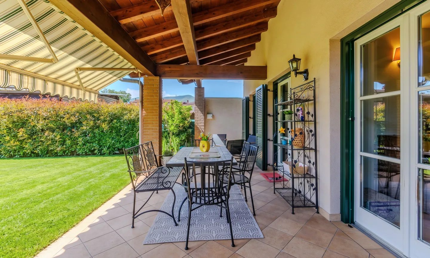MAGNIFICENT 5.5-ROOM HOUSE WITH GARDEN IN GENESTRERIO - Photo 6 of 9