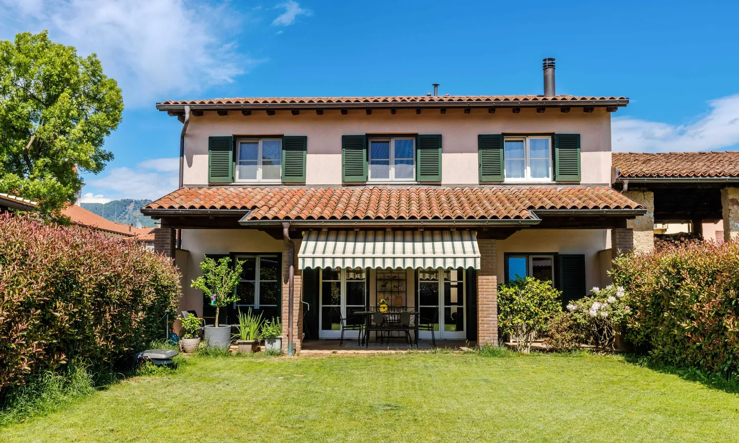 MAGNIFICENT 5.5-ROOM HOUSE WITH GARDEN IN GENESTRERIO - Photo 1 of 9