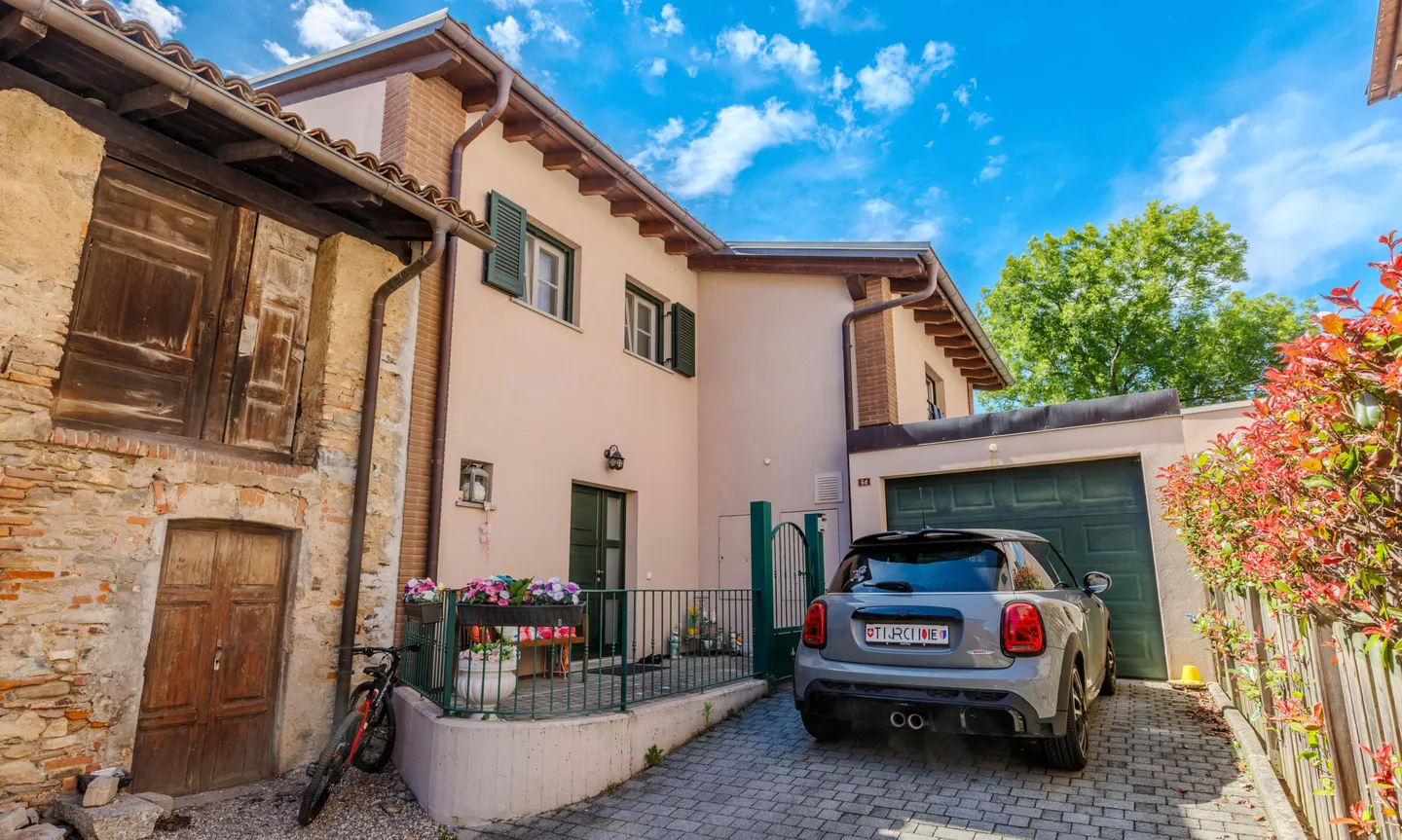MAGNIFICENT 5.5-ROOM HOUSE WITH GARDEN IN GENESTRERIO - Photo 9 of 9