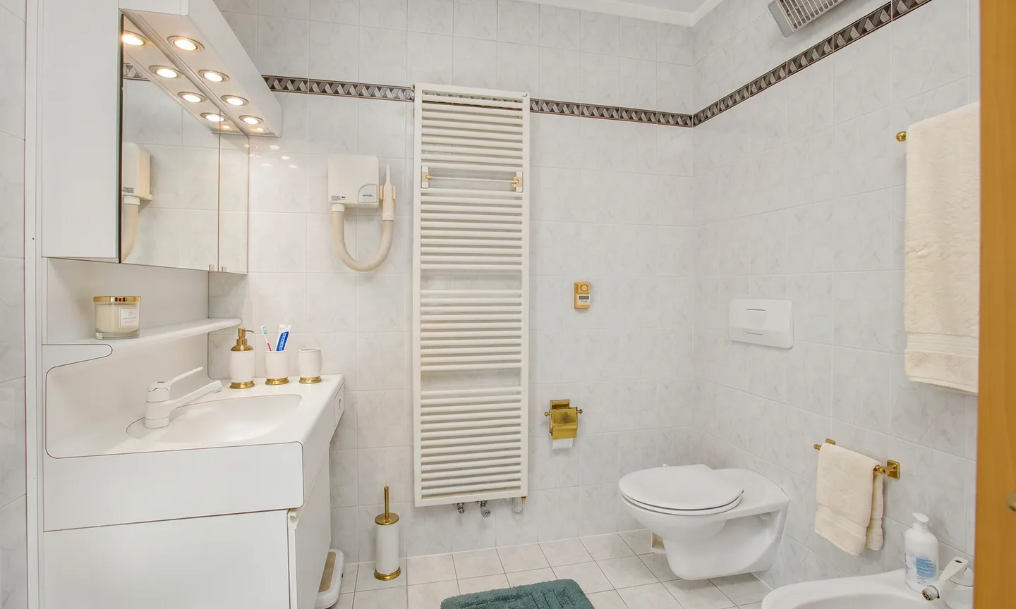 PRESTIGIÖSE VILLA MIT 9,5 ZIMMERN UND GROSSEM GRUNDSTÜCK IN VACALLO - Foto 4 von 13