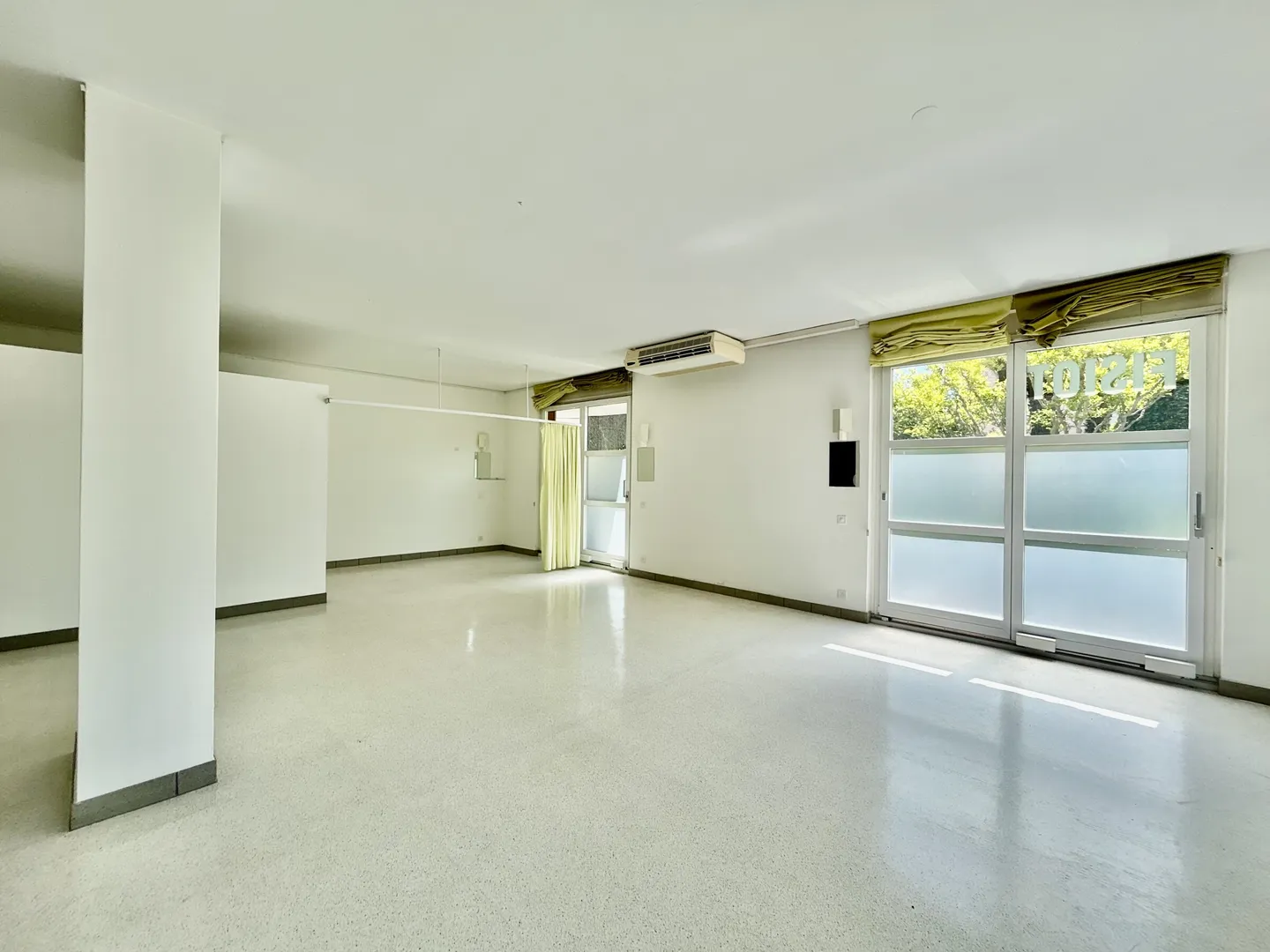 STUDIO FOR RENT FOR PHYSIOTHERAPY OR MEDICAL ACTIVITIES IN AGNO - Photo 2 of 8