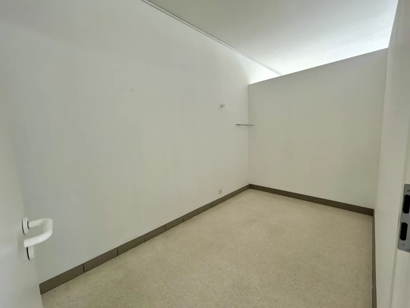 STUDIO FOR RENT FOR PHYSIOTHERAPY OR MEDICAL ACTIVITIES IN AGNO - Photo 5 of 8