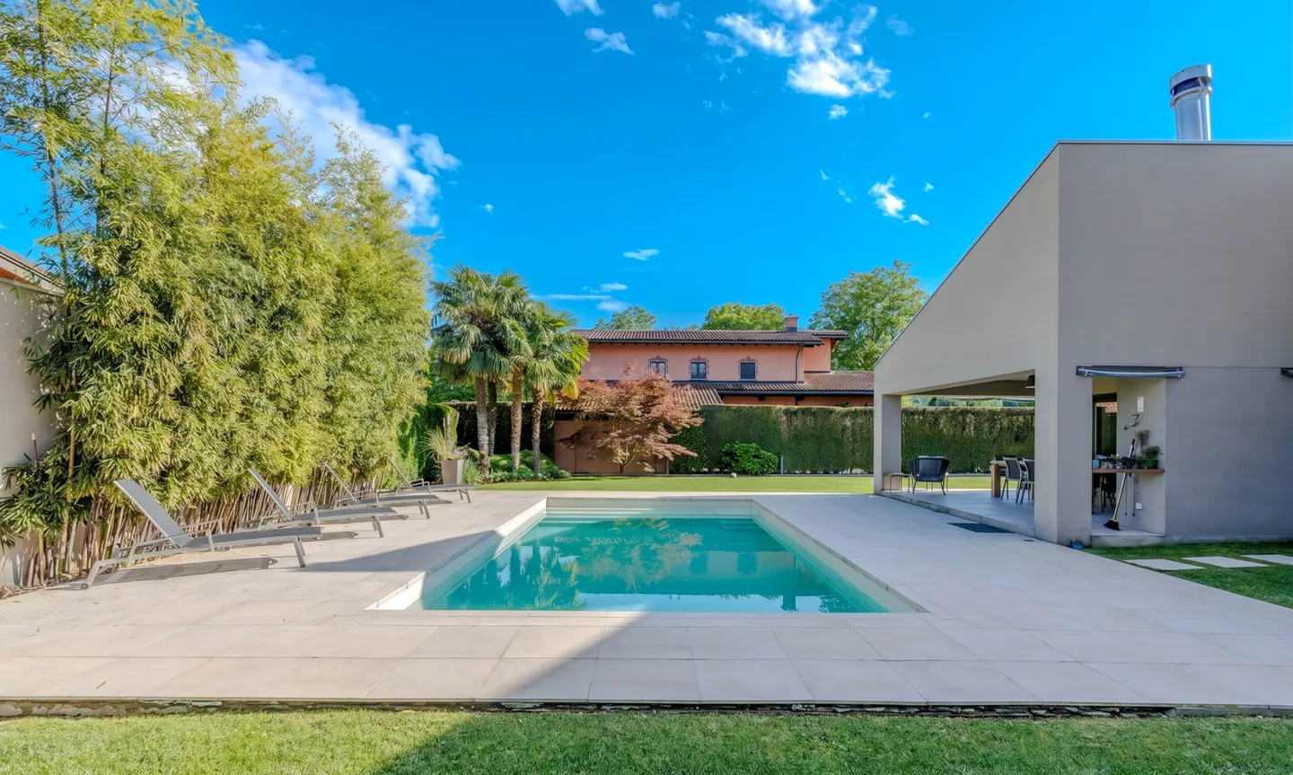 Villa moderna con piscina a Magliaso - Foto 1 di 9