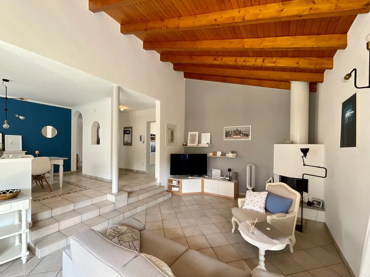 BEAUTIFUL AND SPACIOUS VILLA 7.5 ROOMS IN SAN PIETRO DI STABIO - Photo 4 of 9