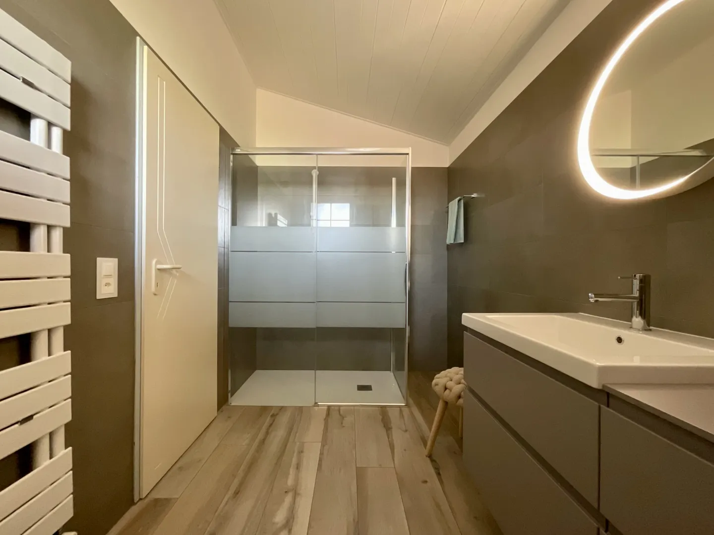 BEAUTIFUL AND SPACIOUS VILLA 7.5 ROOMS IN SAN PIETRO DI STABIO - Photo 7 of 9