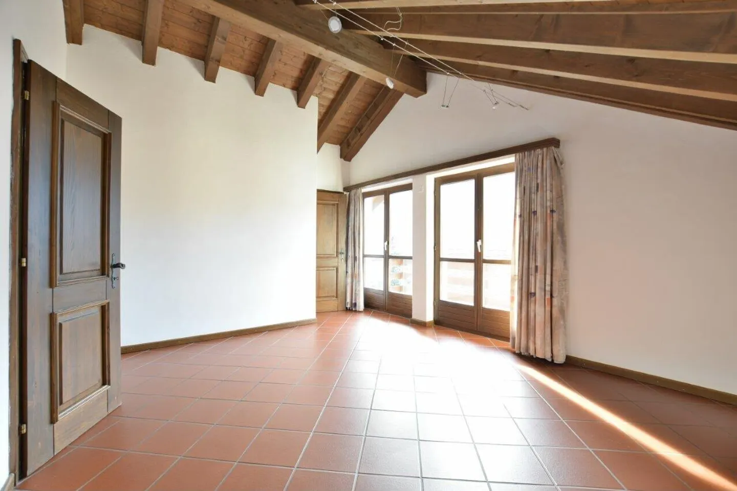 À LOUER MAISON SPACIEUSE ET LUMINEUSE SUR 2 ÉTAGES DANS LE LOCARNESE - Photo 6 sur 8