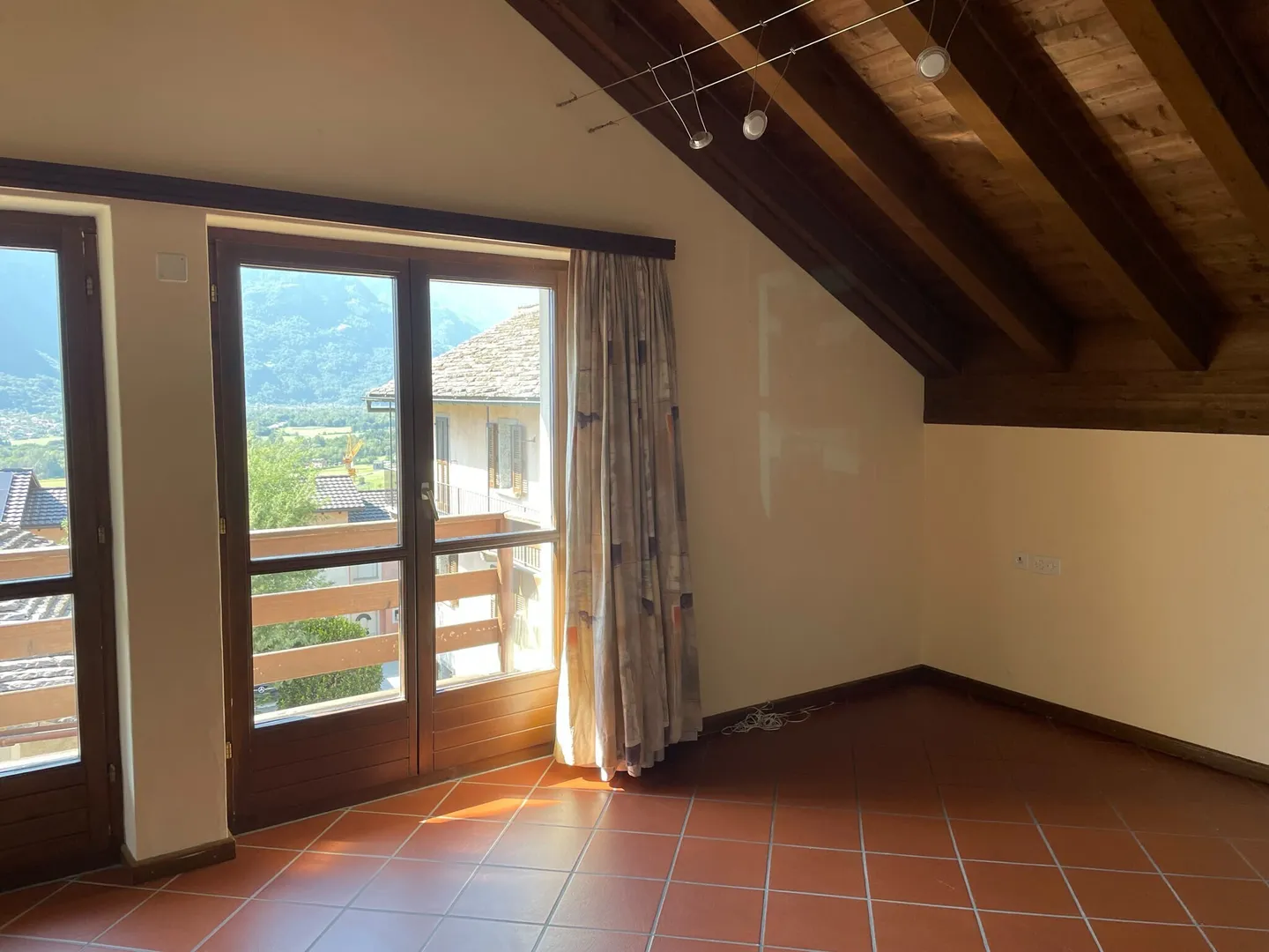 À LOUER MAISON SPACIEUSE ET LUMINEUSE SUR 2 ÉTAGES DANS LE LOCARNESE - Photo 5 sur 8