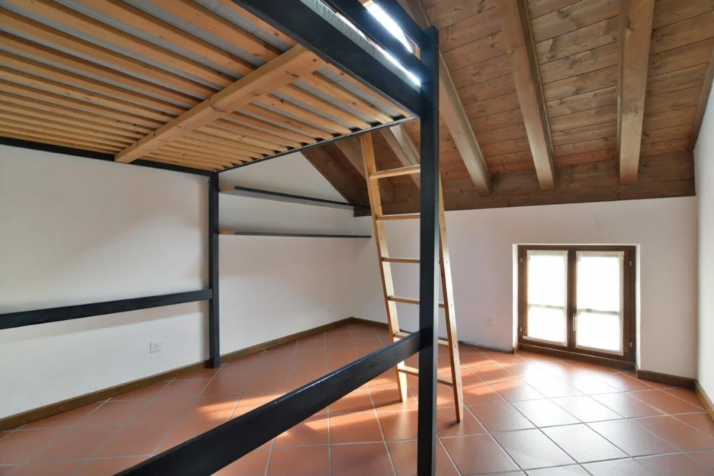 À LOUER MAISON SPACIEUSE ET LUMINEUSE SUR 2 ÉTAGES DANS LE LOCARNESE - Photo 7 sur 8