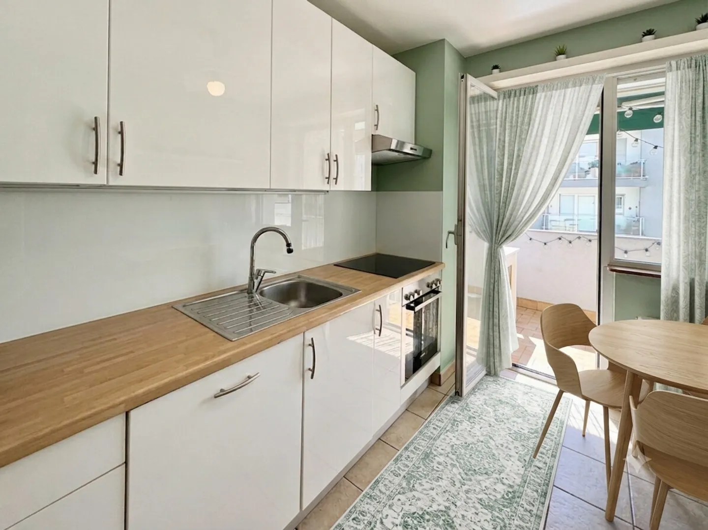 GERÄUMIG UND HELL 3.5 MIT ZWEI TERRASSEN IN MORBIO INFERIORE - Foto 3 von 9