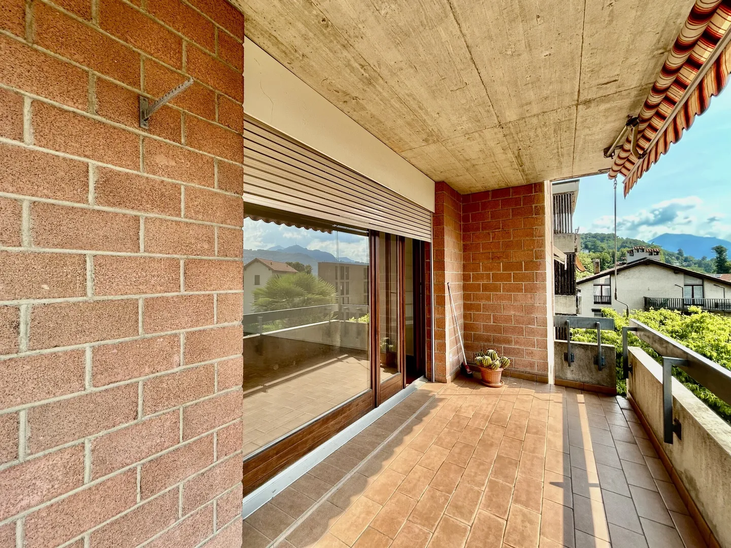ZU VERMIETEN GERÄUMIGE 4.5 ZIMMER RENOVIERT MIT TERRASSE IN MAGLIASO - Foto 4 von 10
