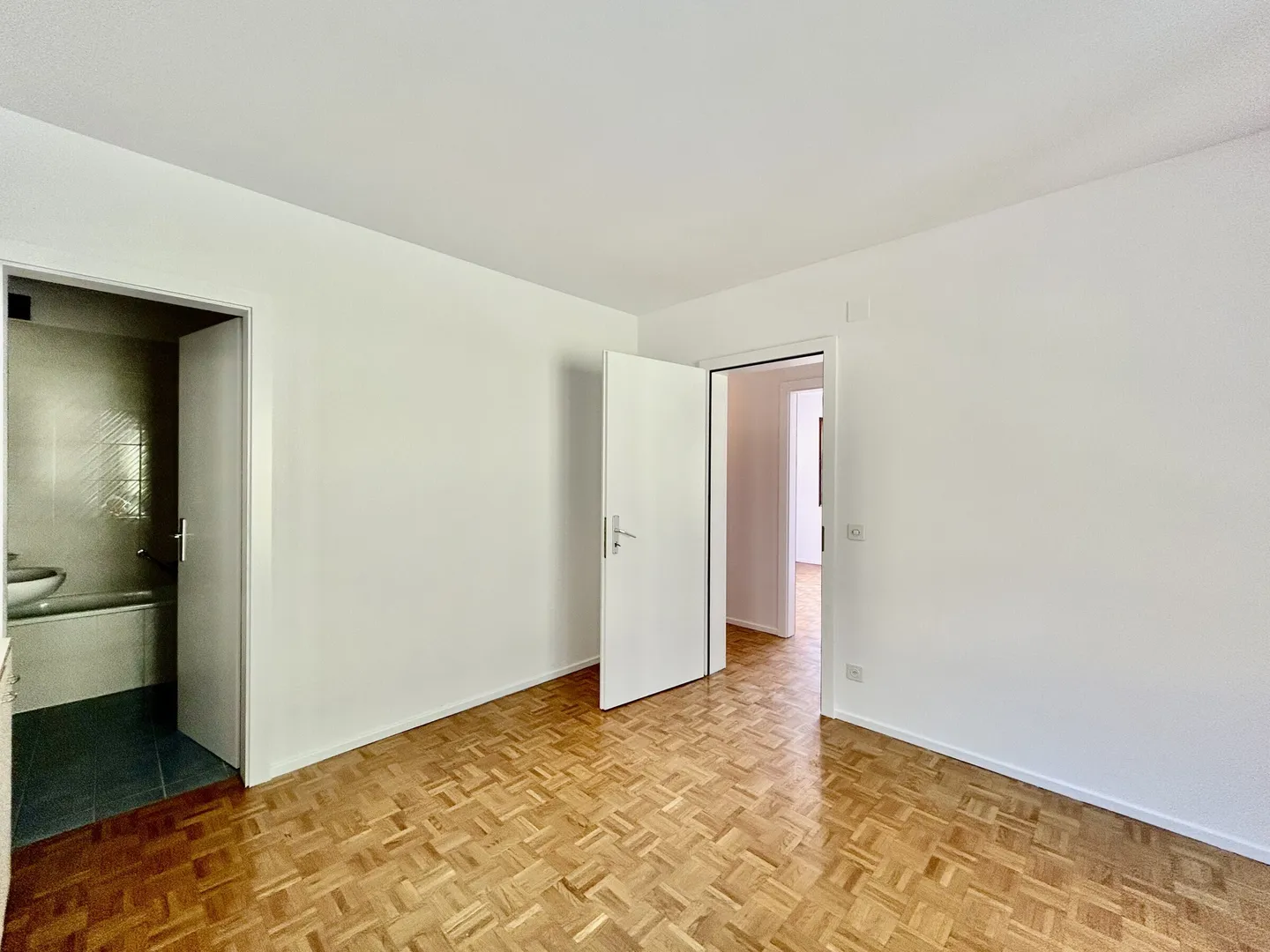 ZU VERMIETEN GERÄUMIGE 4.5 ZIMMER RENOVIERT MIT TERRASSE IN MAGLIASO - Foto 9 von 10