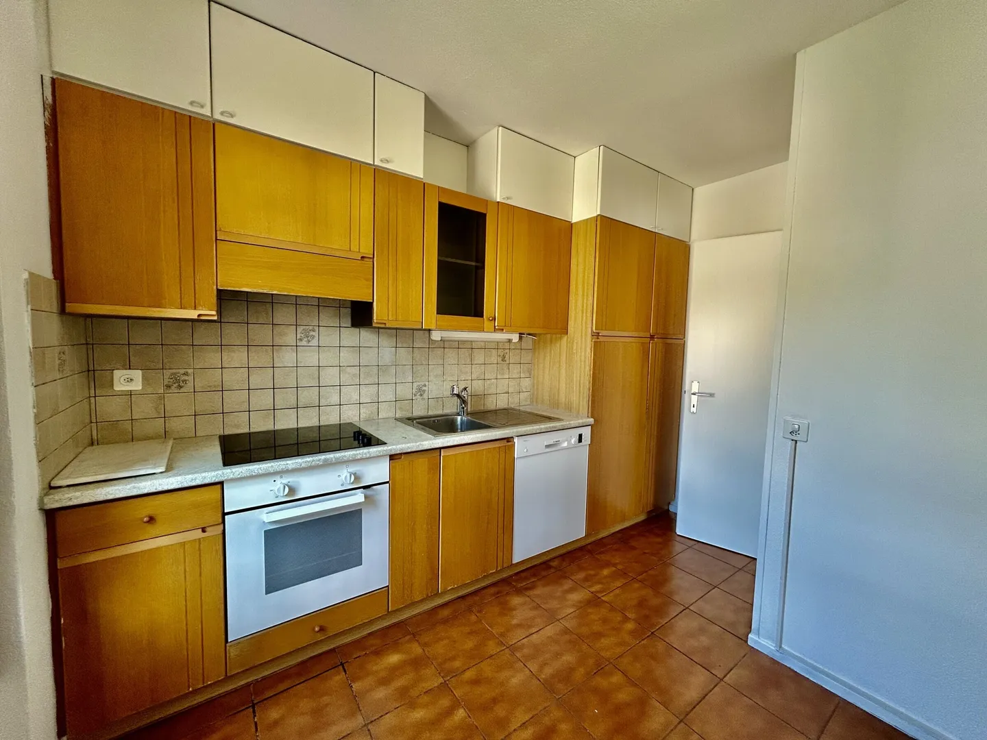 ZU VERMIETEN GERÄUMIGE 4.5 ZIMMER RENOVIERT MIT TERRASSE IN MAGLIASO - Foto 6 von 10