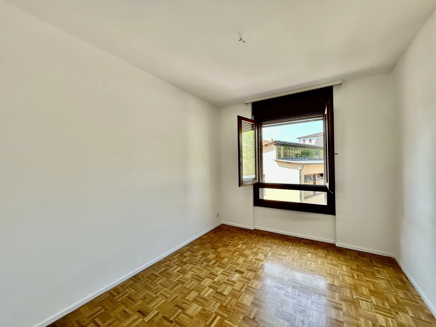 ZU VERMIETEN GERÄUMIGE 4.5 ZIMMER RENOVIERT MIT TERRASSE IN MAGLIASO - Foto 8 von 10