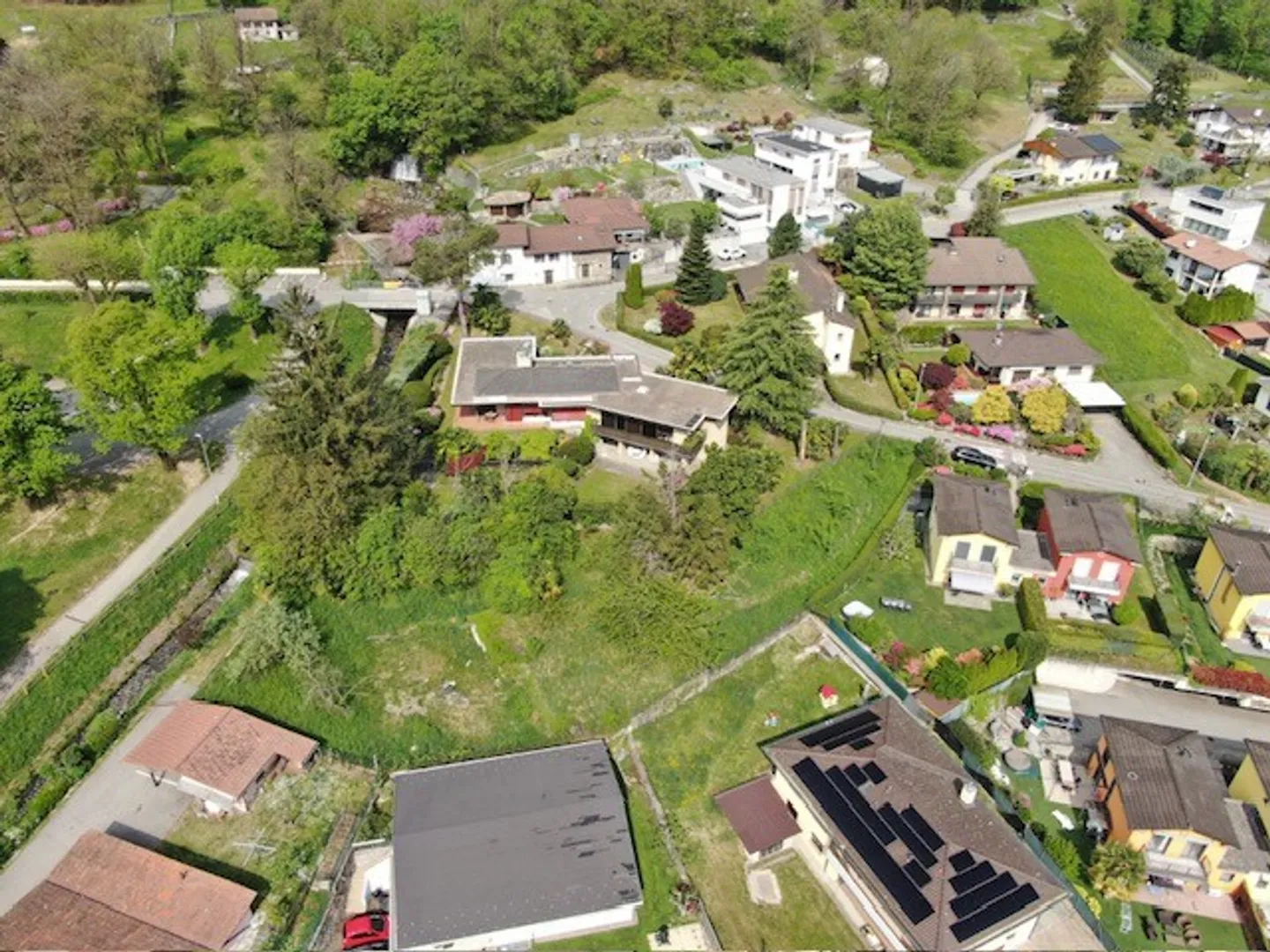 TERRAIN CONSTRUCTIBLE DE 1300 M² AVEC PROJET À MEZZOVICO - Photo 1 sur 5