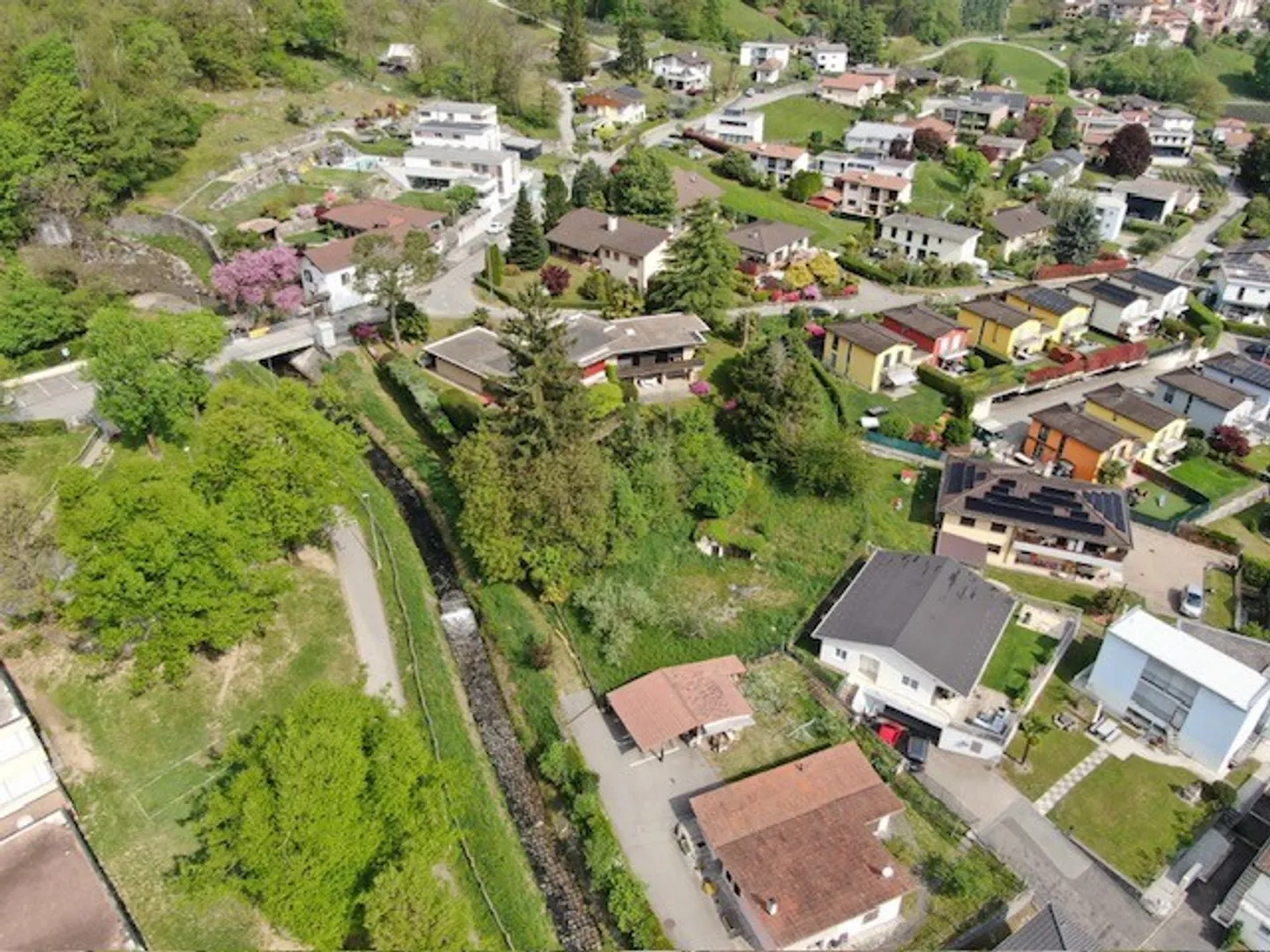 TERRAIN CONSTRUCTIBLE DE 1300 M² AVEC PROJET À MEZZOVICO - Photo 4 sur 5