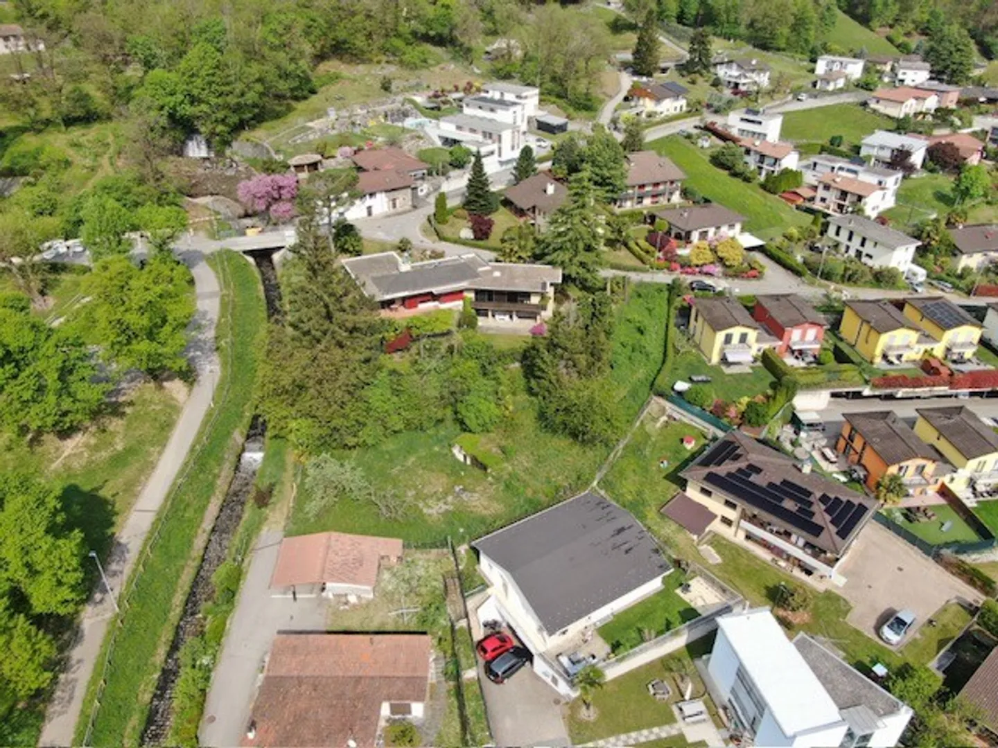 TERRAIN CONSTRUCTIBLE DE 1300 M² AVEC PROJET À MEZZOVICO - Photo 3 sur 5