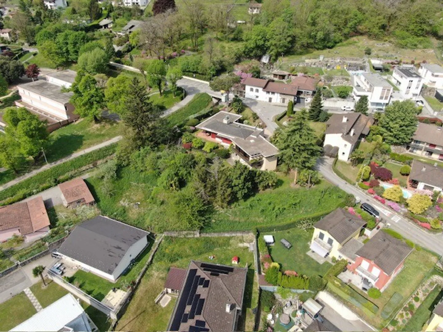 TERRAIN CONSTRUCTIBLE DE 1300 M² AVEC PROJET À MEZZOVICO - Photo 2 sur 5