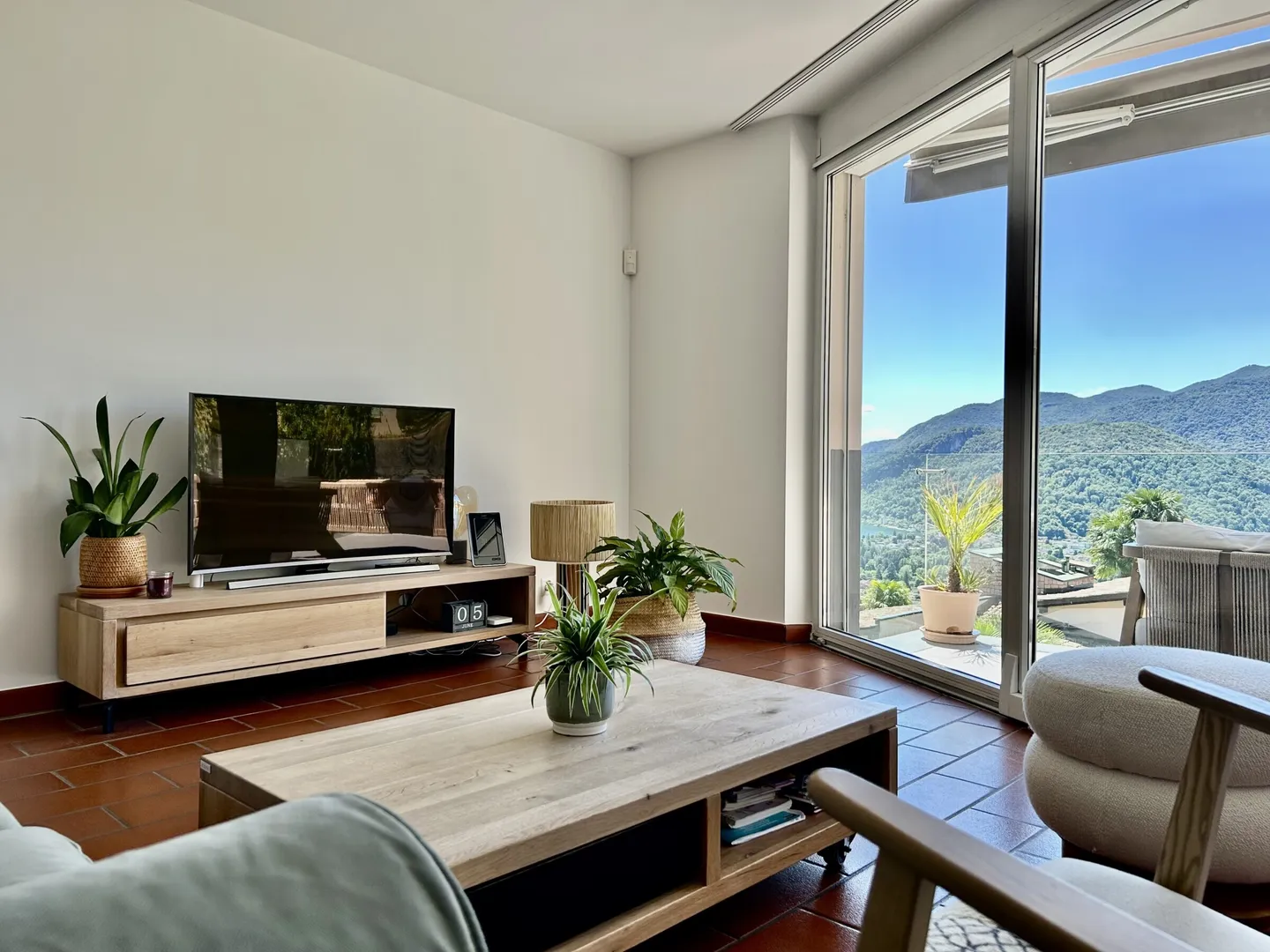 ZU VERMIETEN GERÄUMIGE VILLA MIT 6 ZIMMERN UND SEEBLICK IN NEGGIO - Foto 2 von 9