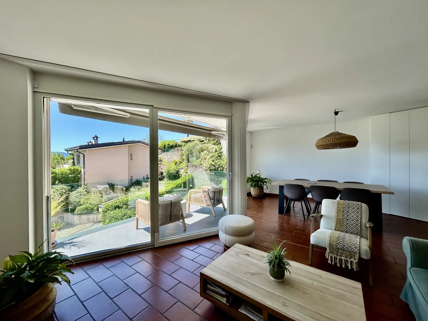 ZU VERMIETEN GERÄUMIGE VILLA MIT 6 ZIMMERN UND SEEBLICK IN NEGGIO - Foto 1 von 9