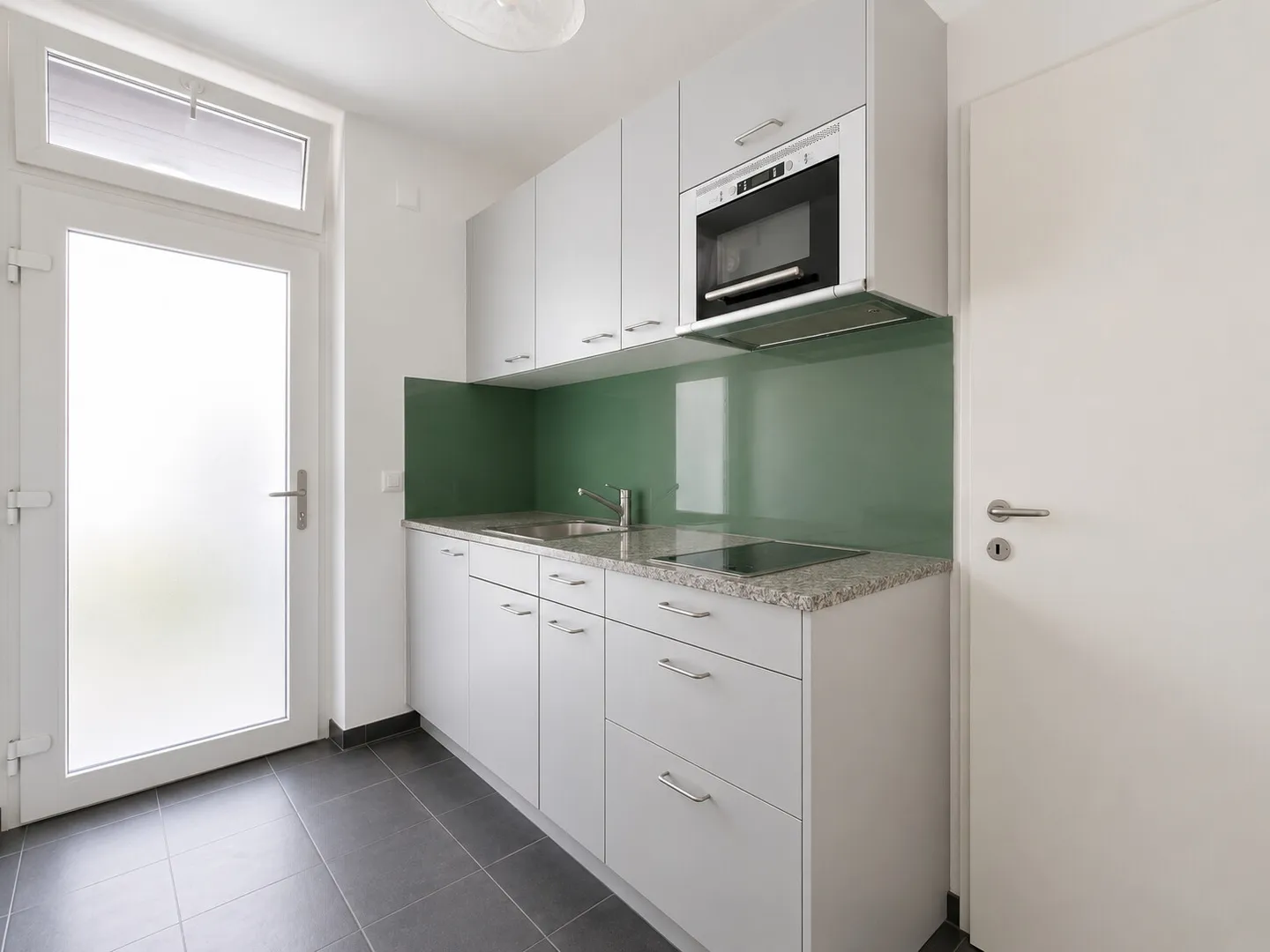MODERNES MÖBLIERTES ZWEIZIMMERAPARTMENT ZU VERMIETEN IN BREGANZONA - Foto 2 von 9