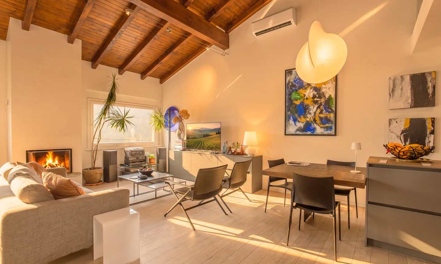 Villa ristrutturata con vista lago - Foto 1 di 9