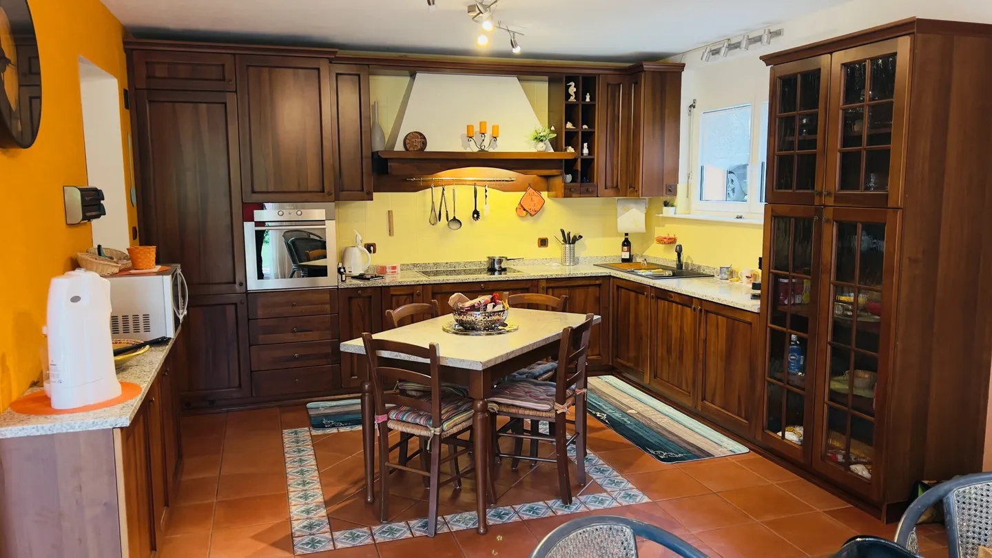 PRACHTVOLLE VILLA MIT 7,5 ZIMMERN UND PRIVATGARTEN IN MONTEGGIO - Foto 4 von 12