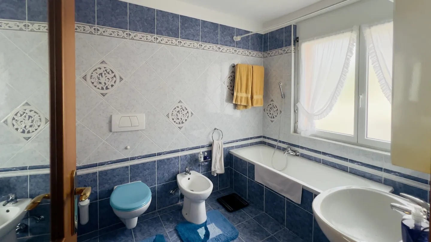 PRACHTVOLLE VILLA MIT 7,5 ZIMMERN UND PRIVATGARTEN IN MONTEGGIO - Foto 6 von 12