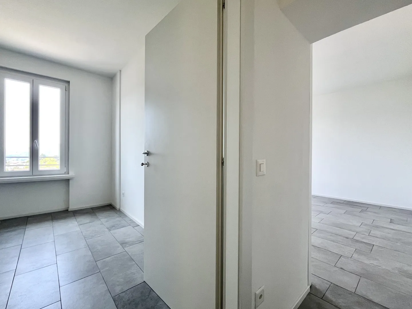 SPACIEUX 3.5 PIÈCES RÉNOVÉ AU DERNIER ÉTAGE À MORBIO INFERIORE - Photo 5 sur 9